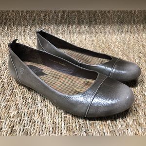 Born flat, gray/brown color, size 8, Excellent condition